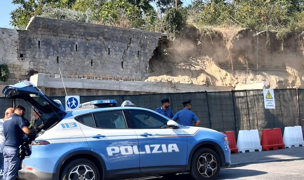 Napoli, prima il boato poi il crollo di un costone in via Caravaggio: nessun ferito, indagini in corso