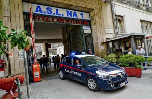 Napoli, notte di violenza in città: accoltellato 27enne a Porta Capuana, rapinato un tunisino a Piazza Dante