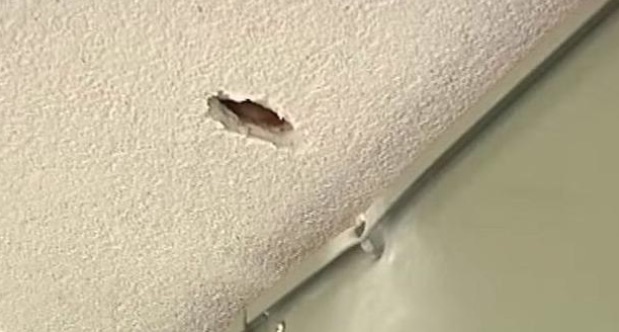Paura a Napoli: spara in aria e il proiettile si conficca nel soffitto della camera da letto