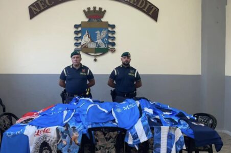 Napoli, maxi-sequestro in Via Toledo: oltre 8.700 articoli abusivi: 2 denunciati
