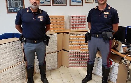 Napoli, sorpreso con circa 19 kg di sigarette di contrabbando: in manette 59enne