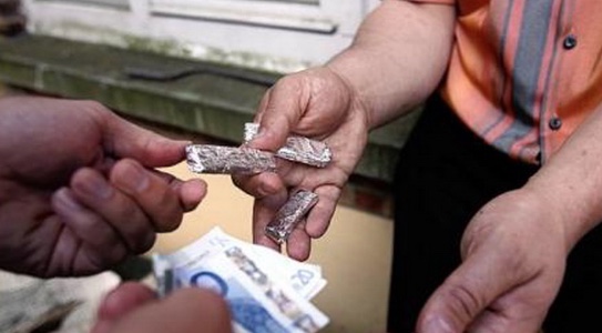 Napoli, spaccia in strada e aggredisce i poliziotti: arrestato 37enne