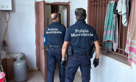 Napoli, maxi blitz in un palazzo di via Rosaroll: scoperte 5 strutture ricettive abusive