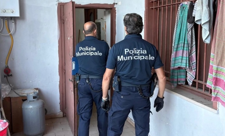 Napoli, maxi blitz in un palazzo di via Rosaroll: scoperte 5 strutture ricettive abusive