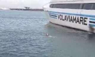 Porto di Napoli, uomo si getta in mare poco prima di prendere l’aliscafo