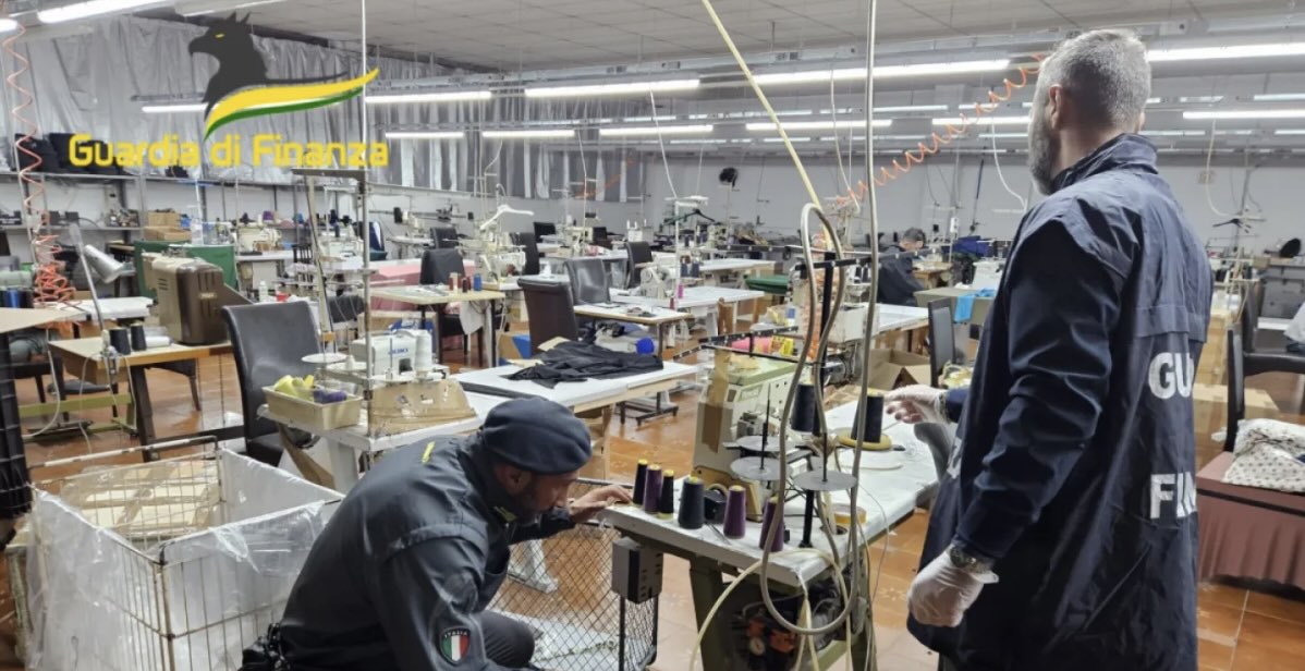 Poggiomarino, scoperto opificio abusivo gestito da cinesi: abiti contraffatti, fuochi illegali e furto di energia da 70mila euro