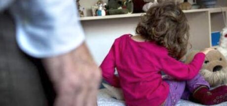 Orrore a Portici: violentava le nipotine di 6 anni e poi le fotografava: arrestato nonno 78enne