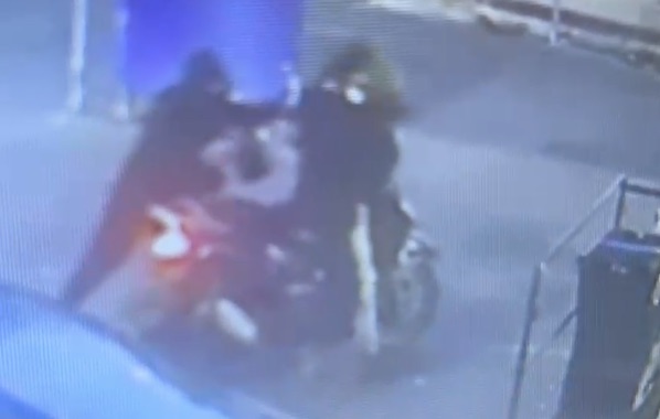 Giugliano, tre rapine in 500 metri: banditi armati in scooter seminano il panico in città