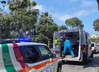 Rissa in centro a Ischia: calci e pugni al consigliere comunale per un posto di lavoro