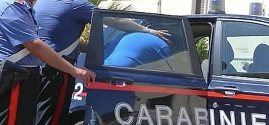 Rissa in piazza a Maddaloni: colpisce ambulanza e aggredisce i carabinieri, 43enne arrestato