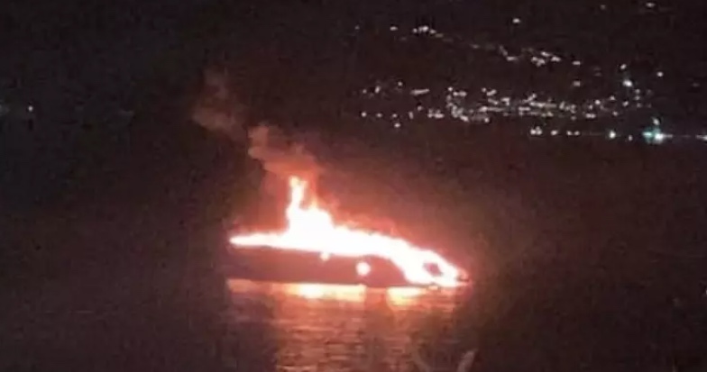 sapri yacht di lusso distrutto da un incendio nel porto turistico paura tra residenti e turisti