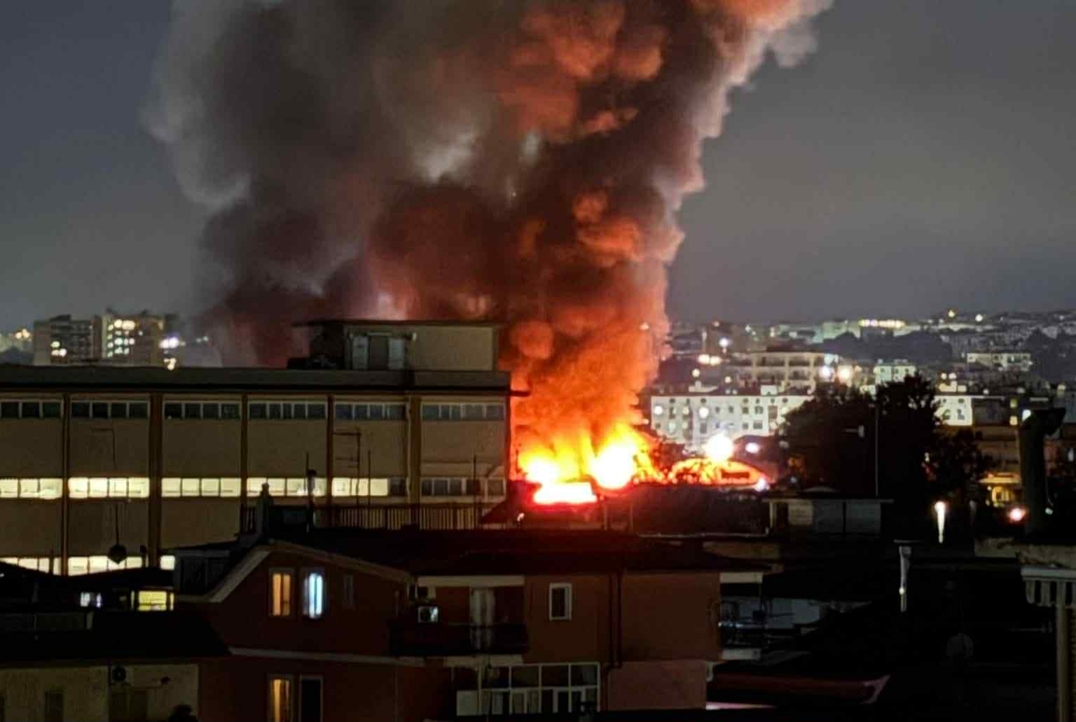Fiamme in serata tra Arzano e Secondigliano, a fuoco una fabbrica di lampadari Fiamme in serata tra Arzano e Secondigliano, a fuoco una fabbrica di lampadari