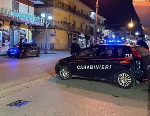 Qualiano, agguato sotto casa: 28enne ferito da 5 colpi di pistola