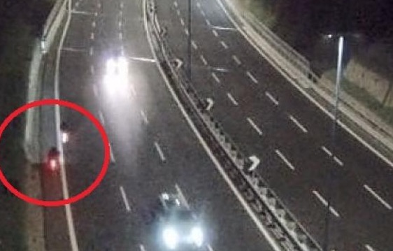 Tangenziale Napoli, 65enne contromano in scooter: mezzo senza assicurazione né revisione