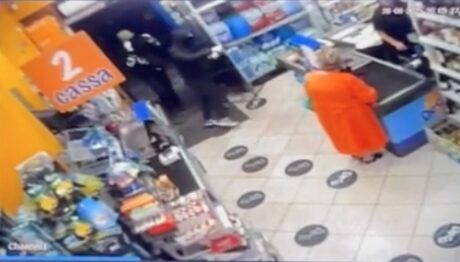 Giugliano, tentata rapina al supermercato Decò: titolare mette in fuga i banditi