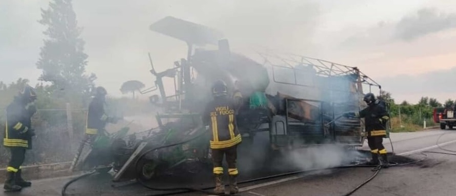 Trentola Ducenta, fiamme distruggono mezzo agricolo: paura durante il rientro dai campi Trentola Ducenta, fiamme distruggono mezzo agricolo: paura durante il rientro dai campi