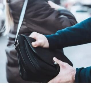 Villaricca, scippa una donna ma resta intrappolato in un condominio: arrestato 34enne di Giugliano