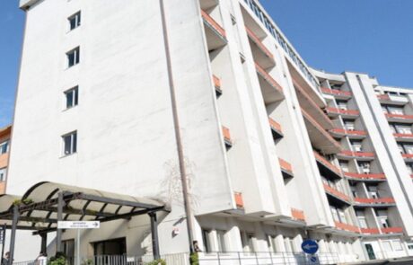 Vallo della Lucania, 73enne precipita dal quarto piano dell’ospedale: è in condizioni critiche