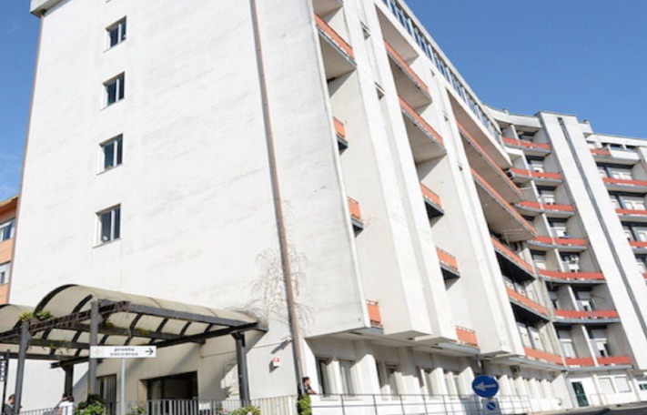 Vallo della Lucania, 73enne precipita dal quarto piano dell’ospedale: è in condizioni critiche