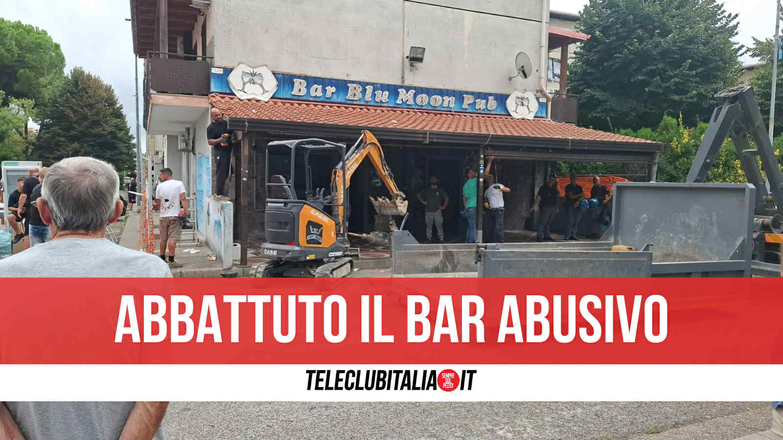 Melito, ruspe in azione nel rione 219: concluso l’abbattimento del bar “Blu Moon” Melito, ruspe in azione nel rione 219: concluso l’abbattimento del bar “Blu Moon”