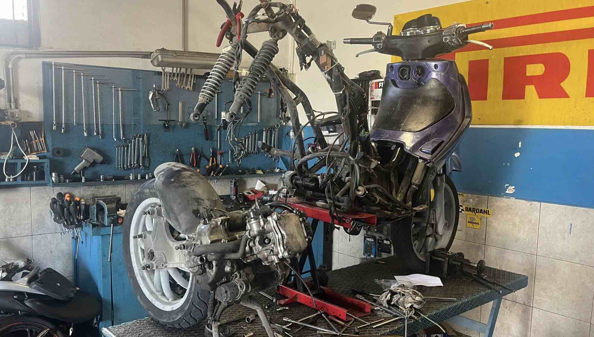 Afragola, officina meccanica abusiva sequestrata: denunciato il titolare per ricettazione e riciclaggio