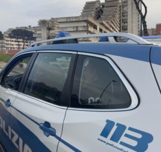 Scampia, 24enne arrestato per spaccio: sequestrati hashish, marijuana e quasi 6mila euro in contanti