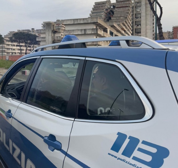 Scampia, 24enne arrestato per spaccio: sequestrati hashish, marijuana e quasi 6mila euro in contanti