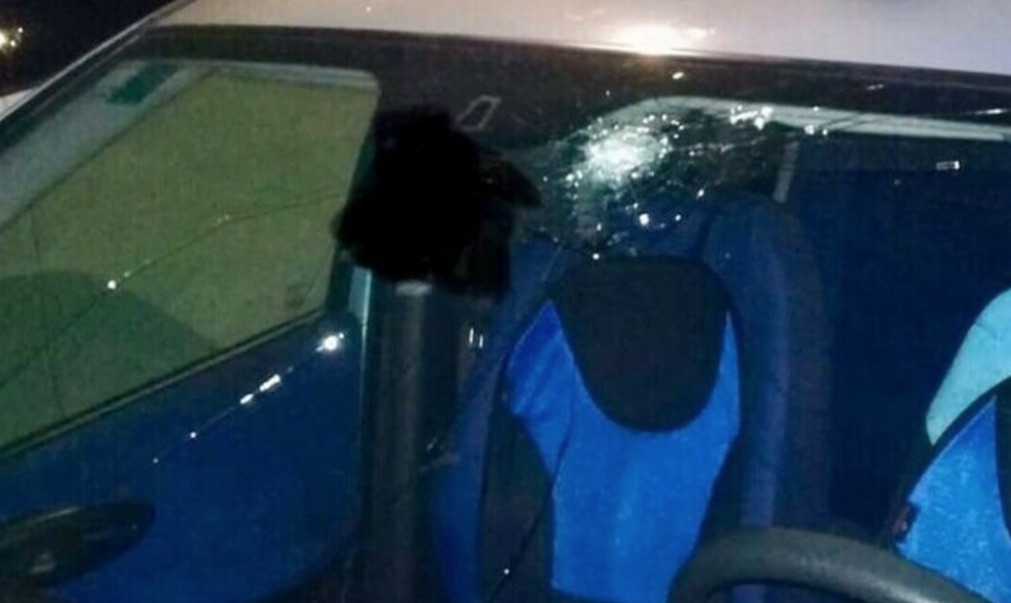 Caivano, baby gang prende di mira auto con a bordo neonata: pietre di tufo contro i finestrini