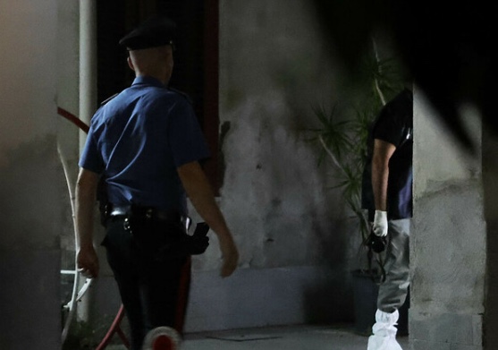 Calvizzano, lite nel centro di accoglienza: aggredisce due migranti con coltello e pistola scenica Calvizzano, lite nel centro di accoglienza: aggredisce due migranti con coltello e pistola scenica
