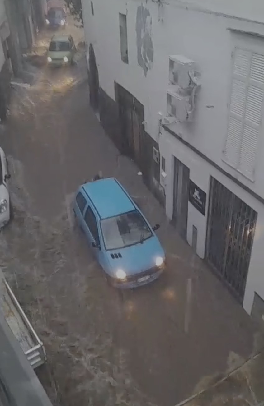 Allerta meteo gialla prorogata in Campania: piogge e temporali previsti anche su Napoli nei prossimi giorni