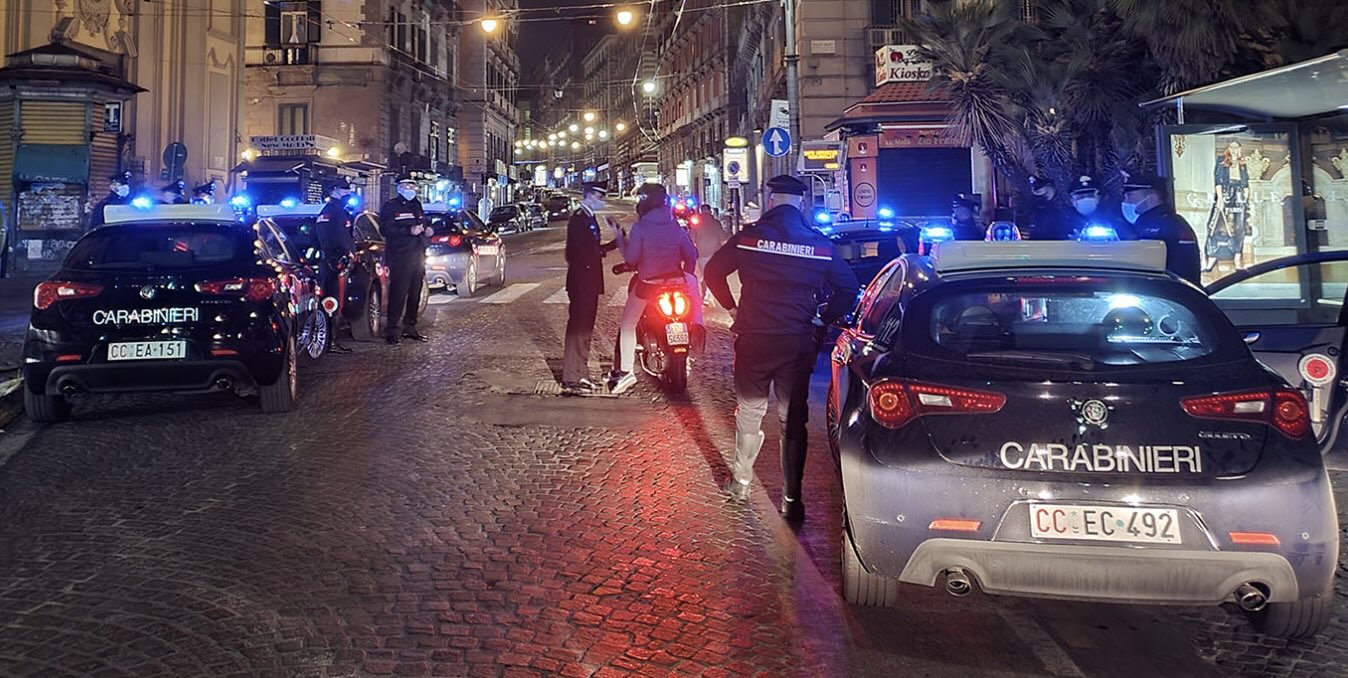 Napoli, carabiniere investito da uno scooter in corsa nella movida di Chiaia