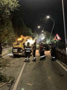 Frana costone a Bacoli, paura in via Scalandrone: strada chiusa