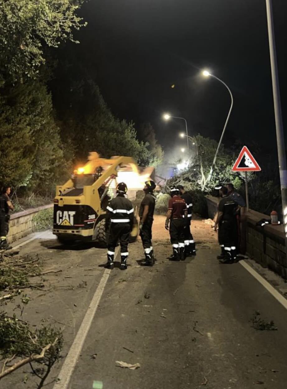 Frana costone a Bacoli, paura in via Scalandrone: strada chiusa