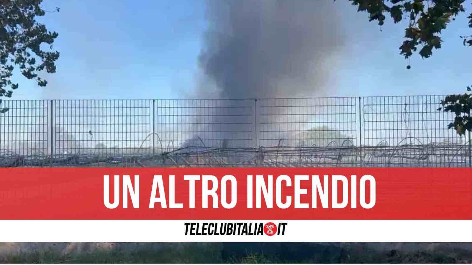 Dopo incendio in zona Asi, rogo tossico tra Giugliano e Parete: nube nera si alza verso il cielo