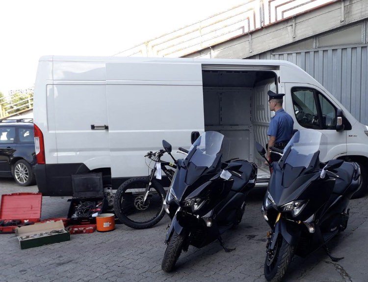 Giugliano, aggrediscono i carabinieri dopo un inseguimento: furgone carico di moto rubate