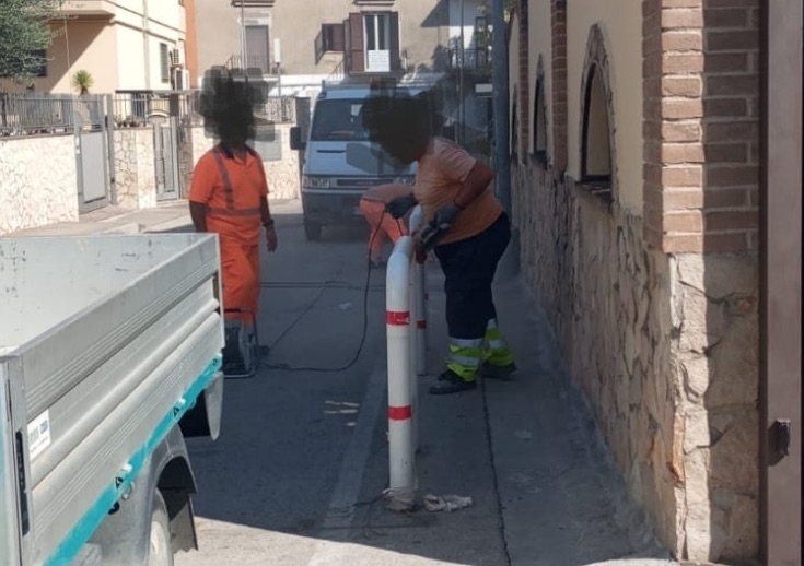 Giugliano, rimossi paletti e fioriere abusive: l'operazione della Polizia Municipale