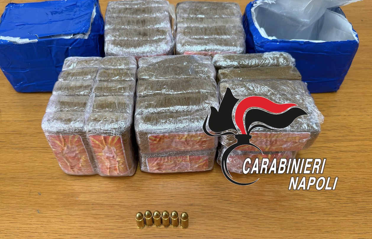 Blitz a Giugliano, arrestata 41enne: in casa 5 kg di hashish e proiettili 9x21