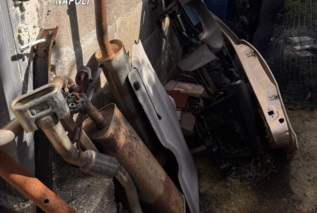 Giugliano, officina abusiva e rifiuti pericolosi: denunciato 60enne a Varcaturo