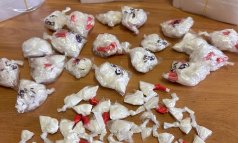 Pusher arrestato con 71 dosi di droga: folle inseguimento tra Caivano e Crispano