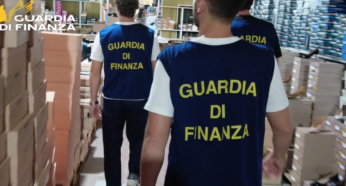 Capi contraffatti “Rocco Barocco” per un valore di 3 milioni di euro: sequestri anche a Napoli