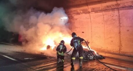 Tamponamento e auto in fiamme sulla Tangenziale di Napoli: traffico bloccato verso Fuorigrotta