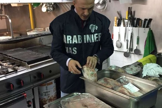 Licola, intossicazione alimentare in un ristorante: locale sequestrato, dieci clienti in ospedale