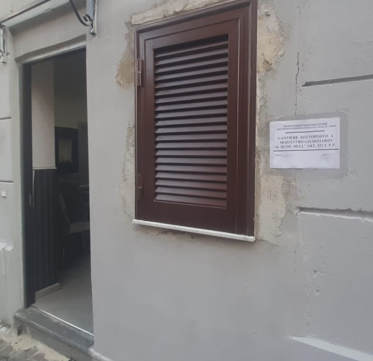 Secondigliano, furto di corrente e locale trasformato abusivamente in abitazione: scatta il sequestro