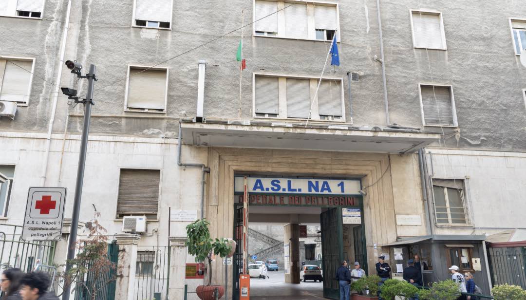 Napoli, ubriaco cade e batte la testa: 50enne in pericolo di vita