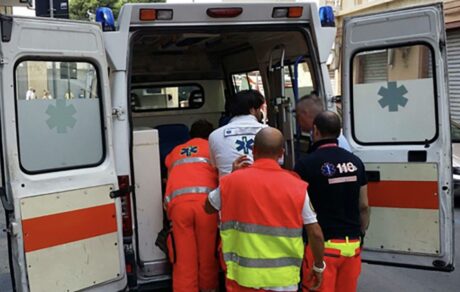 Napoli, va al Comune per ritirare un certificato: 55enne accusa malore e muore mentre è in fila