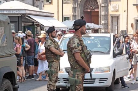 Napoli, scippano un cellulare e fuggono in scooter: arrestati un 17enne e un 18enne
