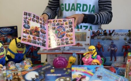 Napoli, sequestrati 1,5 milioni di giocattoli contraffatti e pericolosi: denunciati due grossisti