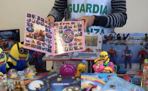Napoli, sequestrati 1,5 milioni di giocattoli contraffatti e pericolosi: denunciati due grossisti Napoli, sequestrati 1,5 milioni di giocattoli contraffatti e pericolosi: denunciati due grossisti