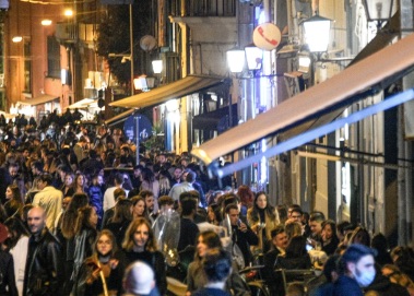Napoli. Stretta sulla movida, il Comune: "Stop ai drink in strada dopo le 22"
