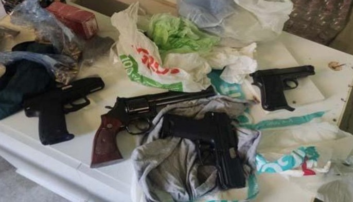 Napoli, maxi blitz della Polizia: scoperto arsenale nascosto nella zona delle “Case Nuove” Napoli, maxi blitz della Polizia: scoperto arsenale nascosto nella zona delle “Case Nuove”